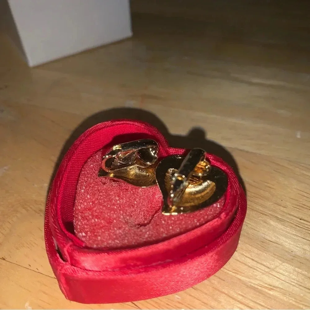Avon vintage goldtone heart shaped clip earring  NIB 1987